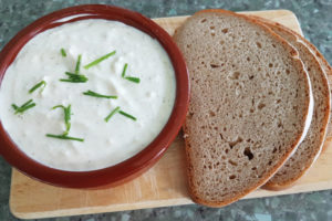 Brot mit Apfel-Meerrettich-Aufstrich