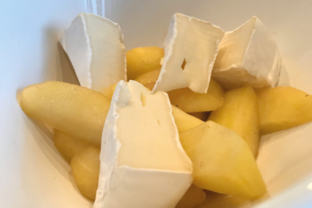 Ein köstliches Dessert aus Camambert und Äpfeln