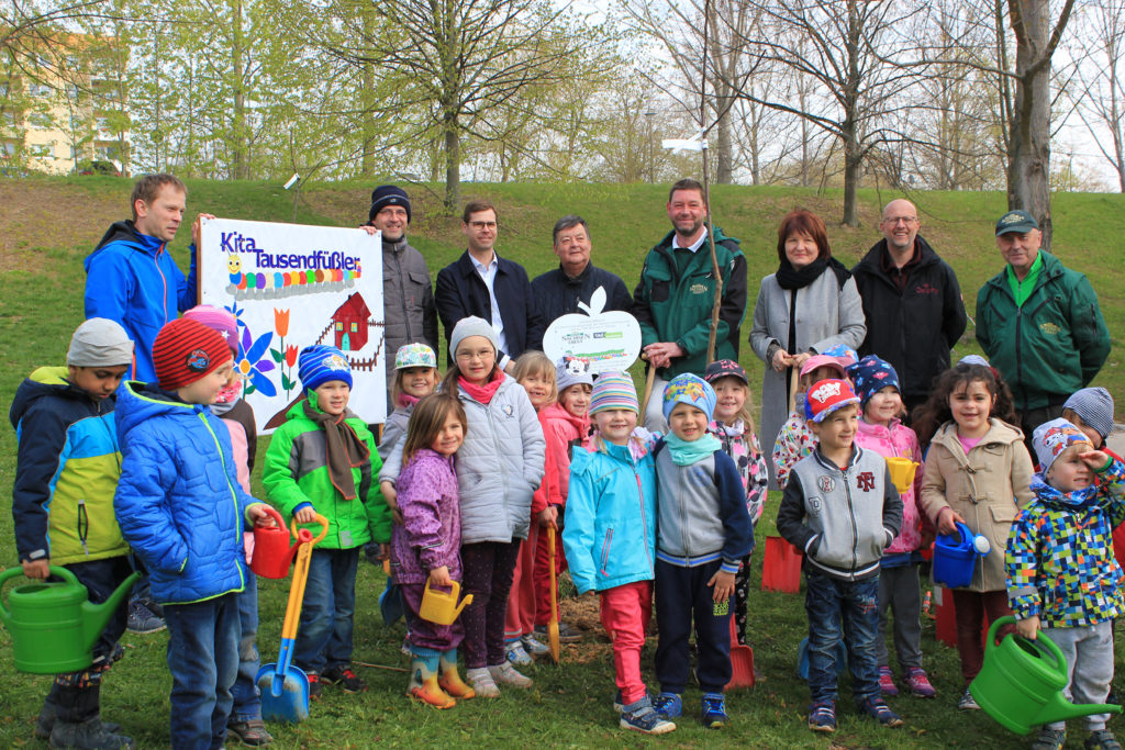 Einweihung der Streuobstwiese mit Kindern der KITA "Tausendfüßler" in Döbeln. Die Keltrei Sachsenobst und TAG Wohnen spendieren der Kita eine Streuobstwiese.