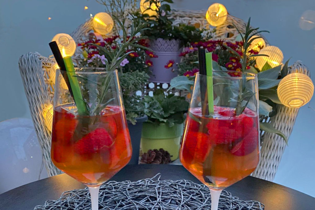 Erdbeerbowle mit Lavendel und Rosmarin