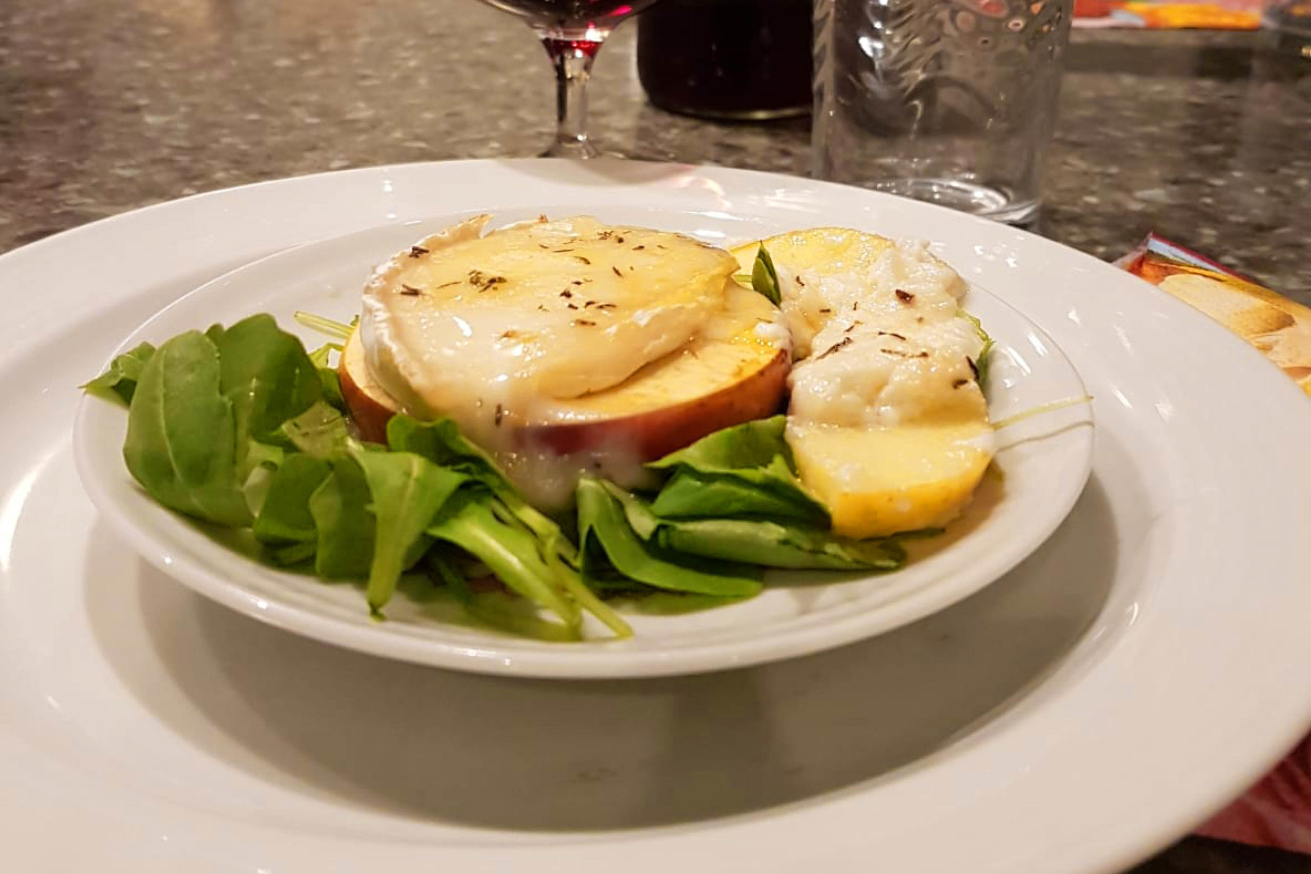 Gratinierter Apfel mit Ziegenkäse überbacken auf Rucola-Bett - Sachsenobst